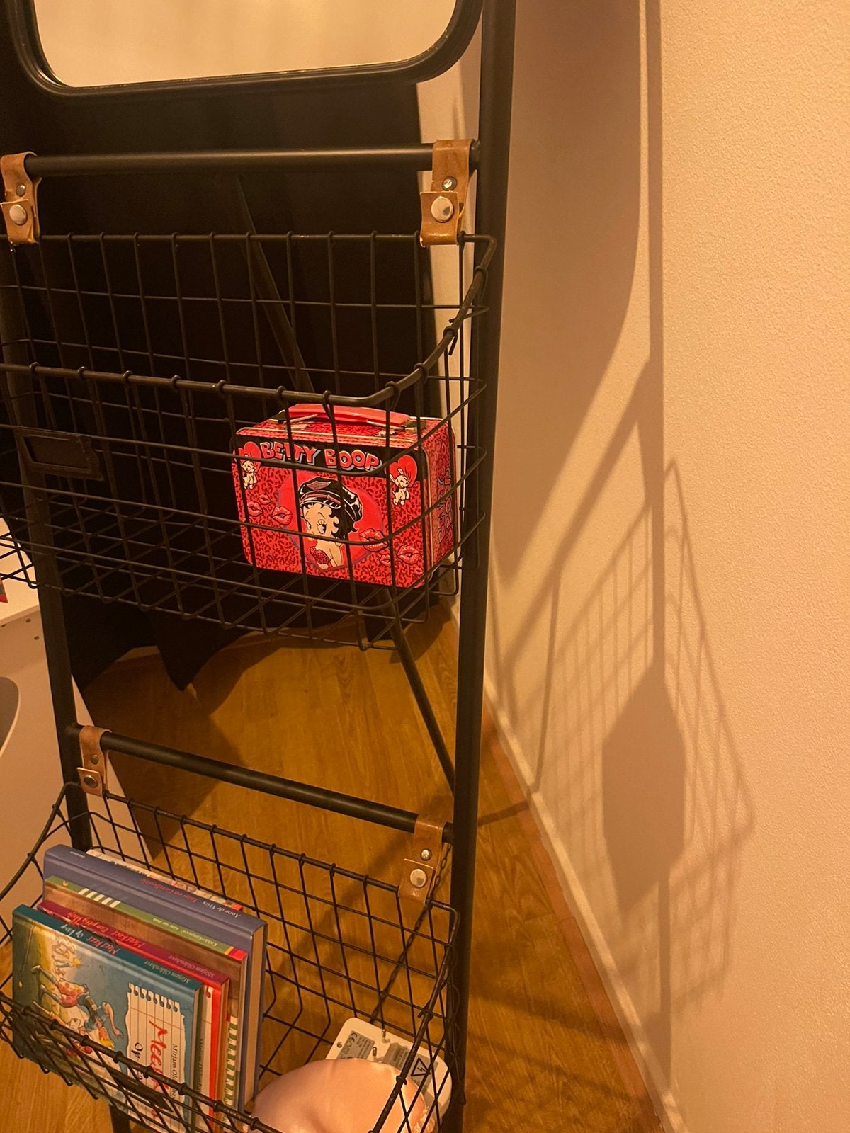STAANDE SPIEGEL MET MANDJES, Huis en Inrichting, Minder dan 50 cm, Ophalen of Verzenden, Zo goed als nieuw, Minder dan 100 cm
