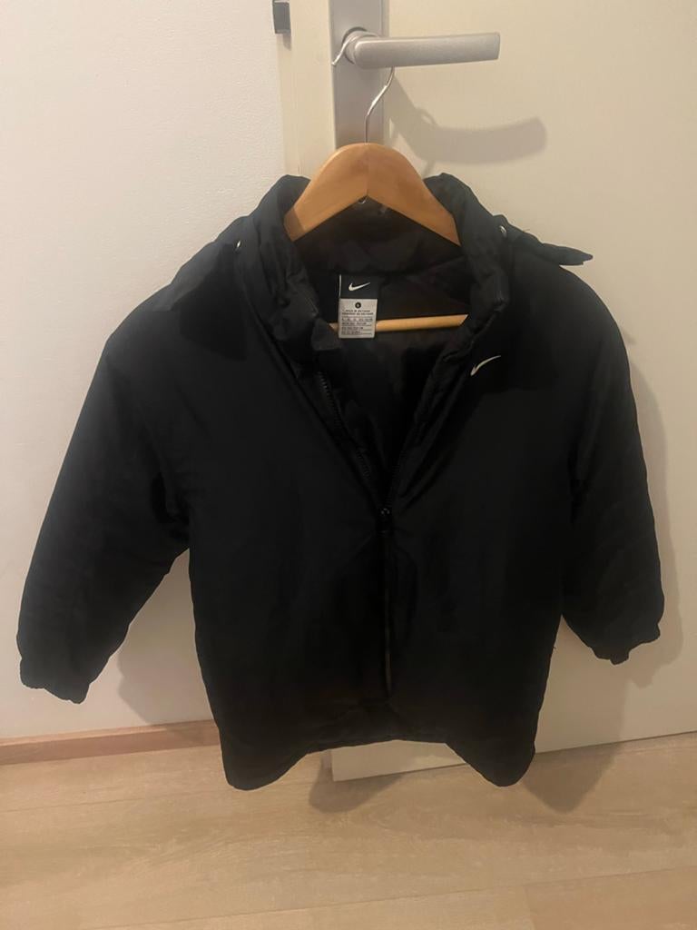 Nike jas - Zwart, comfortabel en stijlvol, Kinderen en Baby's, Ophalen of Verzenden, Gebruikt, Jongen of Meisje