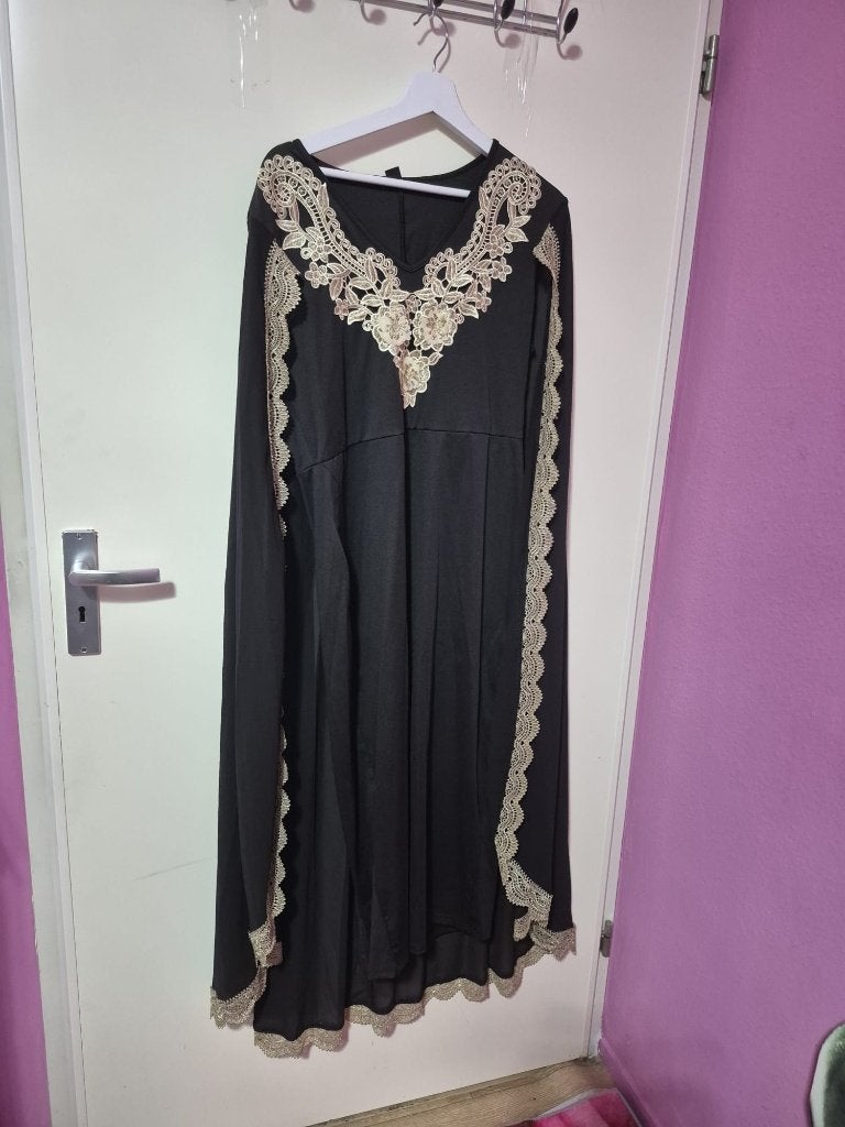 Elegante Zwarte Abaya met Gouden Borduurwerk, Zwart, Maat 42/44 (L), Ophalen of Verzenden, Onder de knie