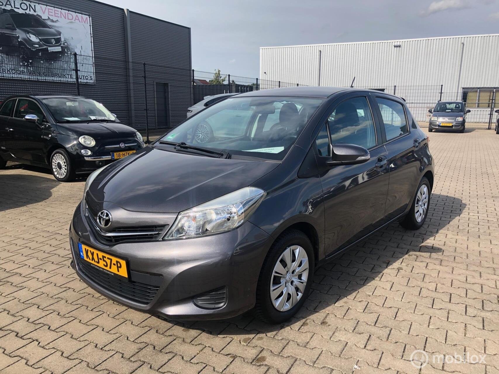 Toyota Yaris 1.3 VVT-i 5DRS AIRCO CAMERA NAVI 6.VERS, Voorwielaandrijving, Stof, Gebruikt, Zwart