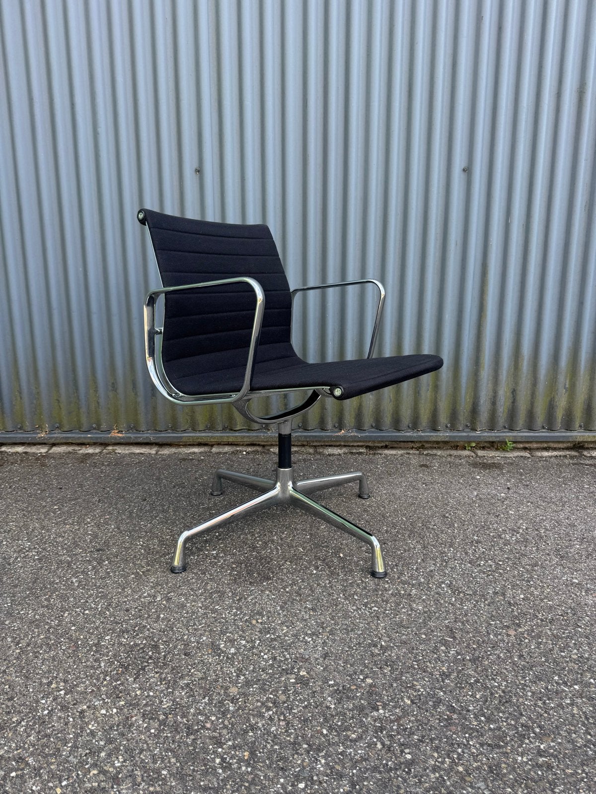 Gebruikte Vitra Eames EA107 EA108 stoelen, Ophalen, Zwart, Zo goed als nieuw, Stof