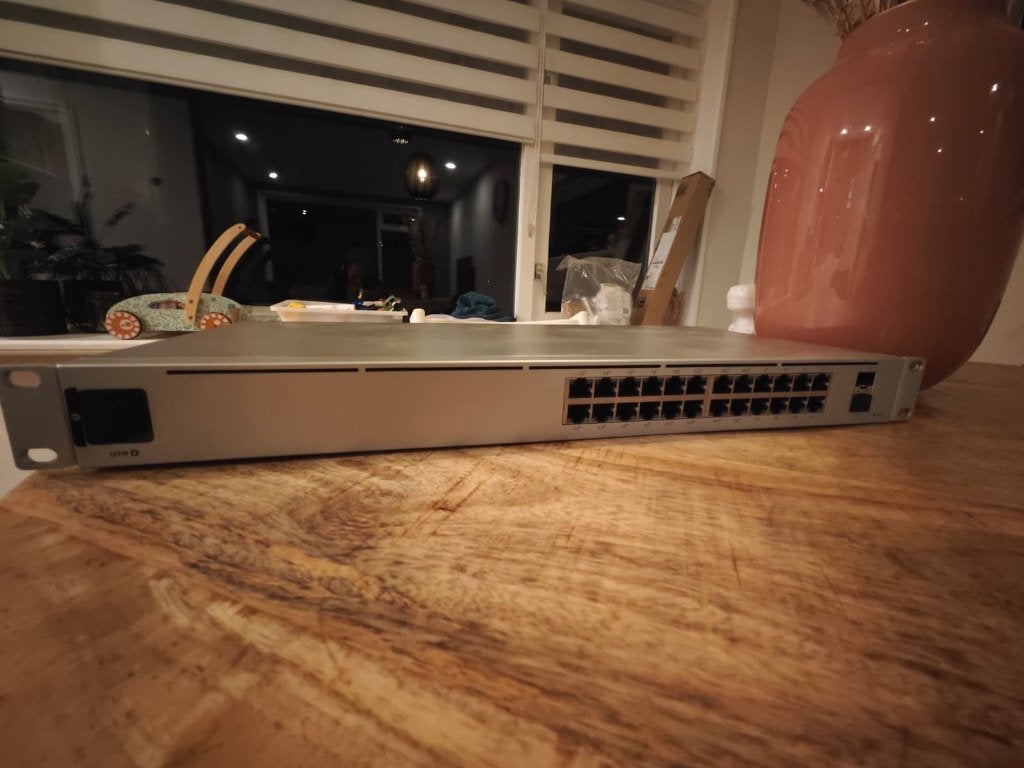 Ubiquiti USW-24-PoE Gigabit Switch (24-poorts PoE), Computers en Software, Netwerk switches, Ophalen of Verzenden, Zo goed als nieuw