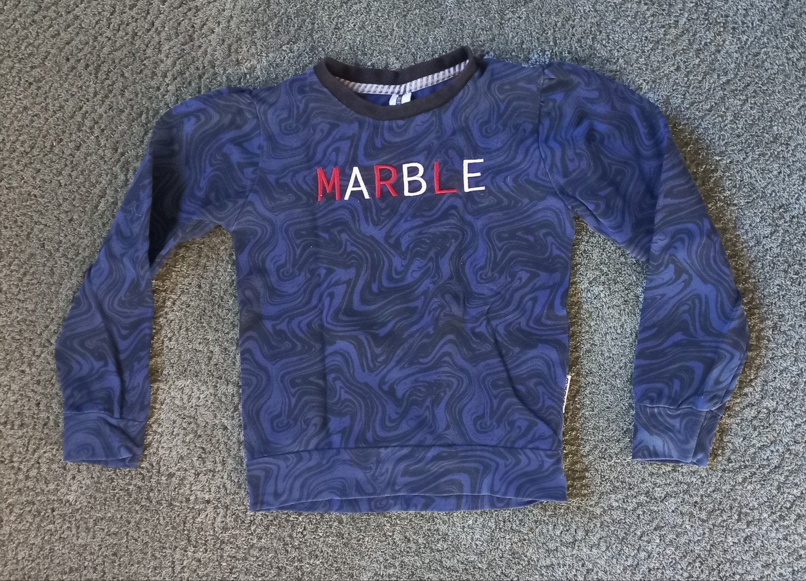 Leuke trui van b-nosy met 'Marble' opdruk, maat 122, Gebruikt, Meisje, Trui of Vest, Ophalen of Verzenden