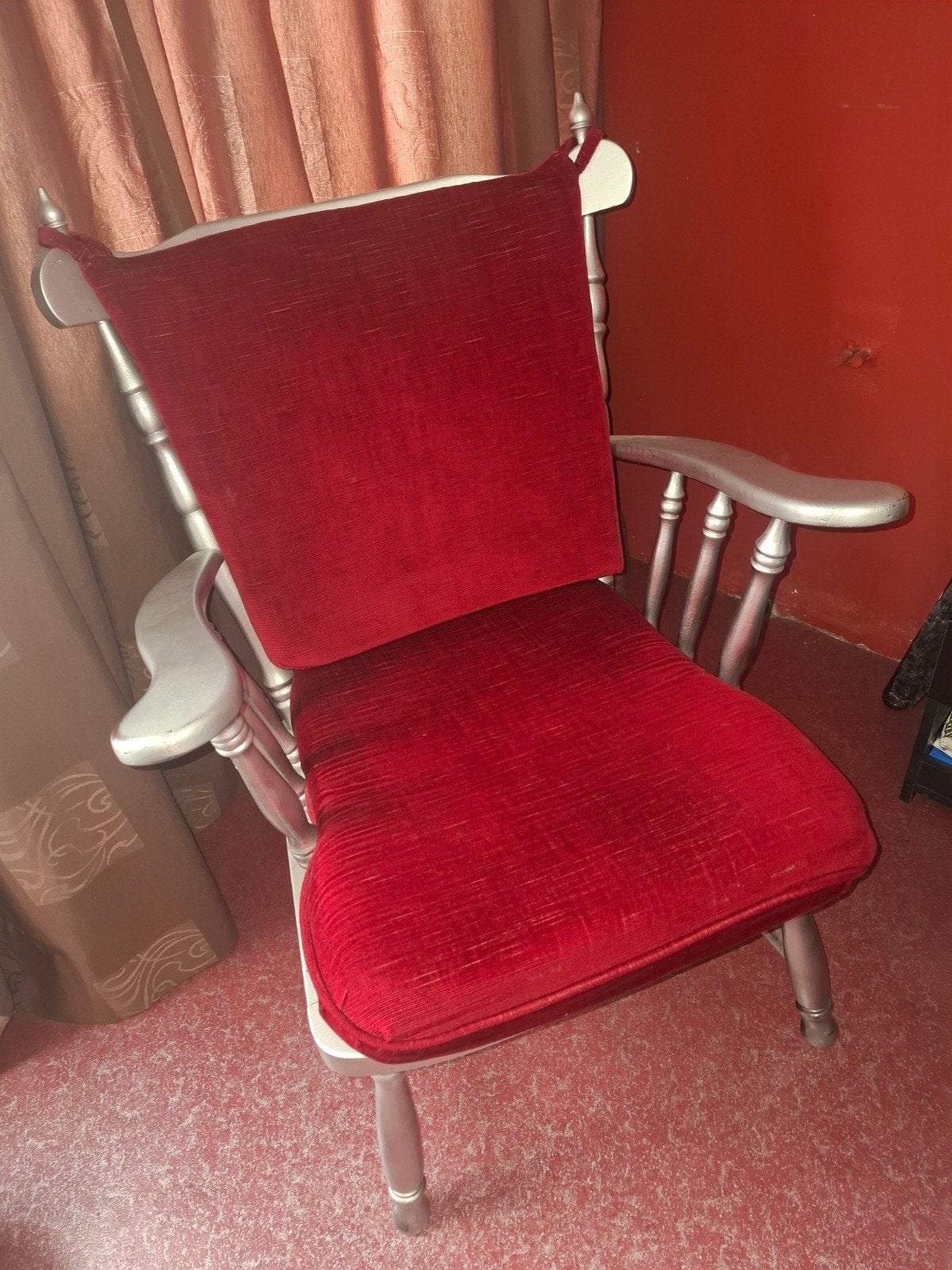 Comfortabele rode stoel met zilveren frame, Ophalen