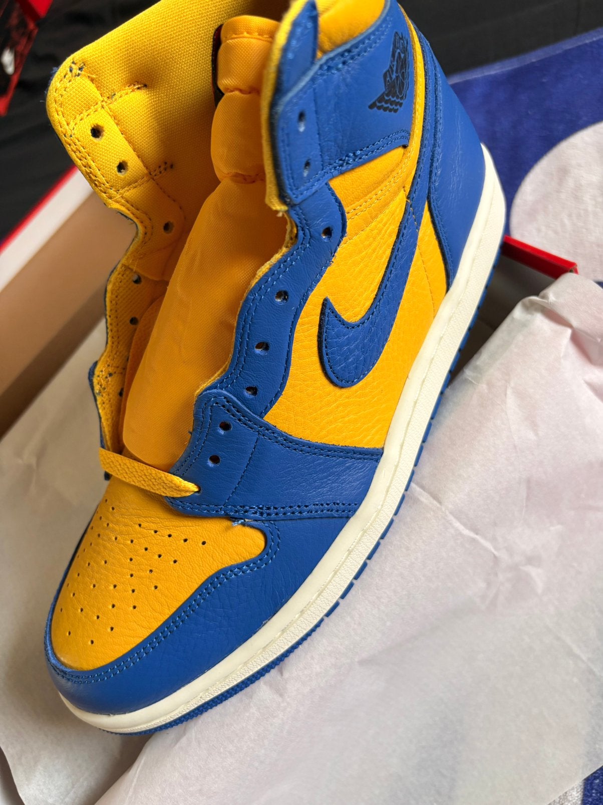 Jordan 1 Laney Blauw/Geel maat 42 NIEUW en ONGEDRAGEN, Blauw, Nieuw, Ophalen of Verzenden, Sneakers of Gympen