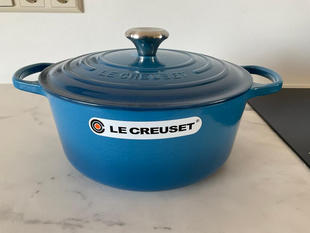 Le Creuset 26 cm pan, marseilleblauw, NOOIT GEBRUIKT!, Gietijzer, Ophalen of Verzenden, Zo goed als nieuw, Keramische plaat