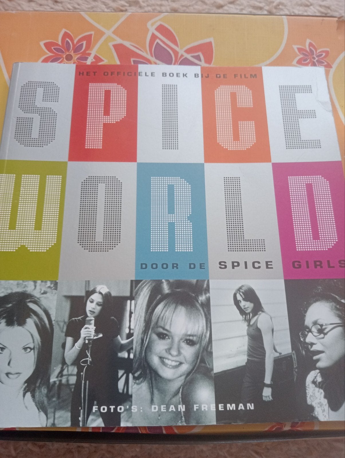 Spiceworld: Het Officiële Boek bij de Film - Spice Girls, Ophalen of Verzenden, Zo goed als nieuw, Spice Girls, Filmspecifiek