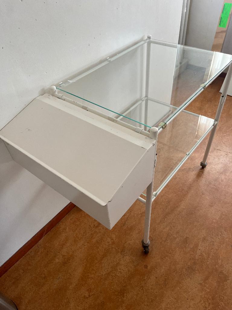 Klassieke, witte roltafel met glazen blad, Huis en Inrichting, Tafels | Bijzettafels, Ophalen, Gebruikt, Metaal of Aluminium, 75 cm of meer