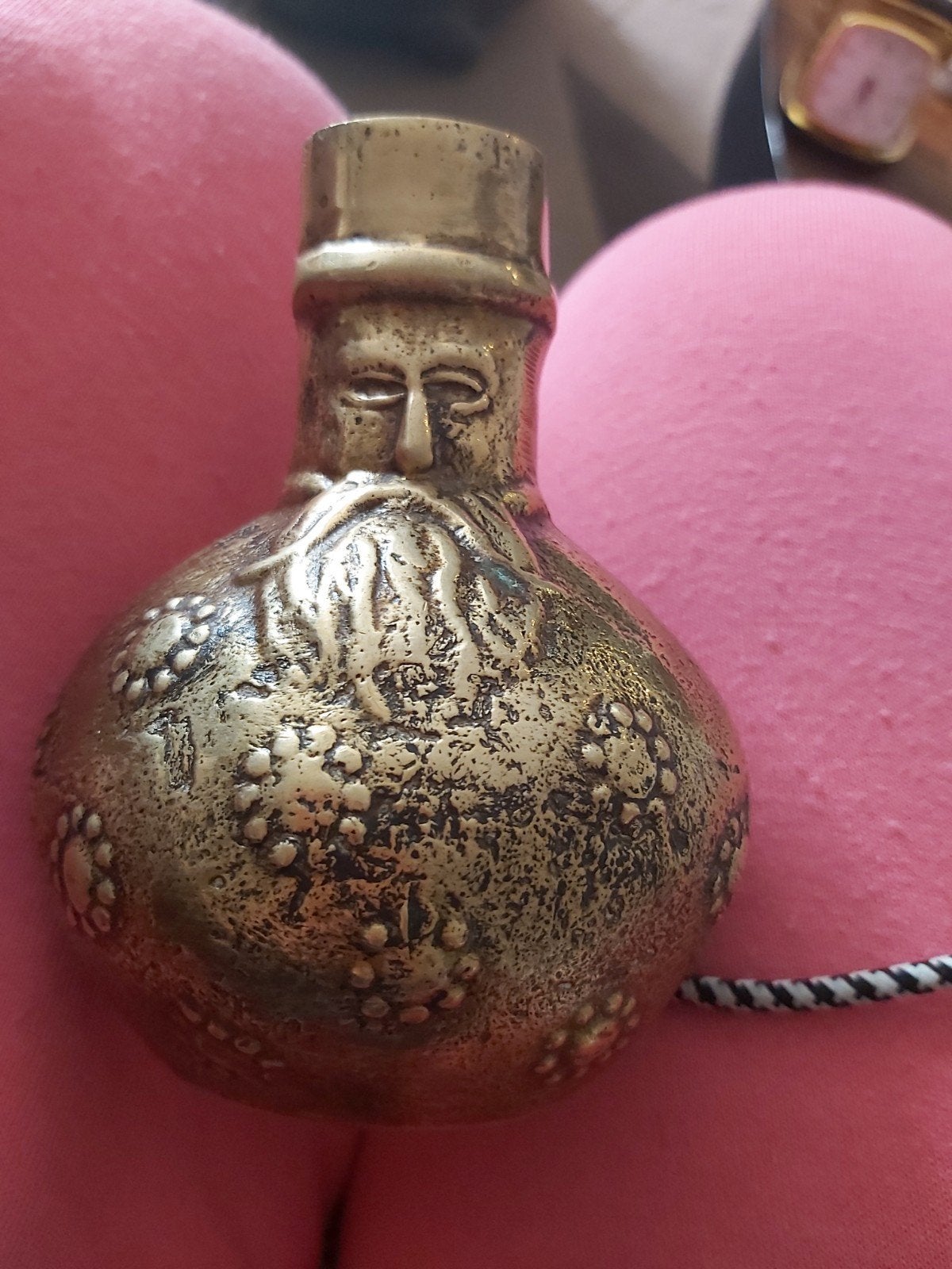Antieke baardmankruik bronzen met gezicht en druivenmotief, Ophalen of Verzenden