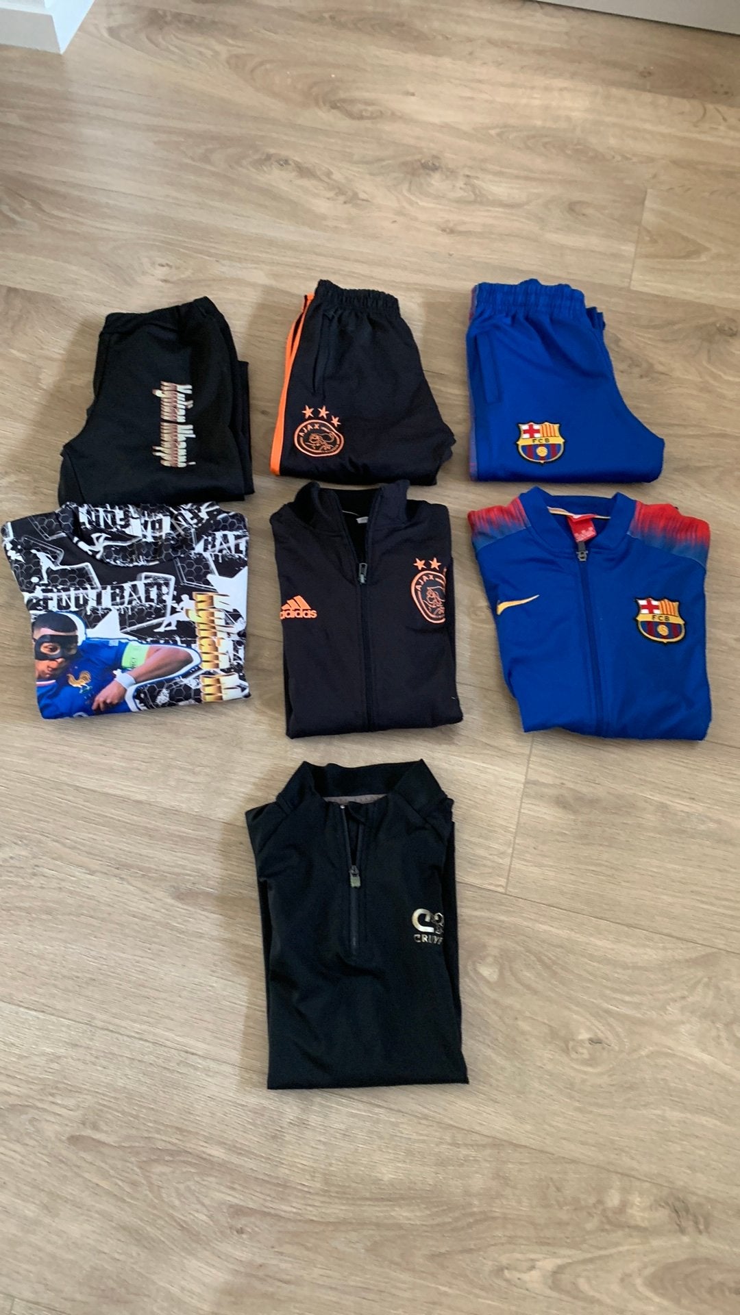 Trainingspakken  maat 164ajax barcelona cruyff mbappe, Ophalen of Verzenden, Gebruikt, Jongen, Sport- of Zwemkleding