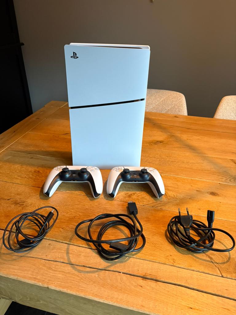 PS 5 Digital Edition Wit + 2 Controllers - Zo goed als nieuw, Spelcomputers en Games, Spelcomputers | Sony PlayStation 5, Ophalen of Verzenden