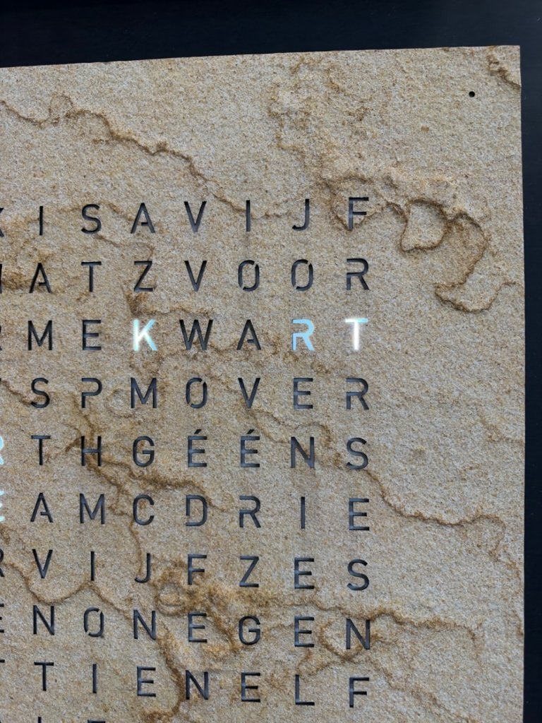 Nieuw Qlocktwo Desert Wandklok Design Klok 45x45, Nieuw, Ophalen of Verzenden, Qlocktwo