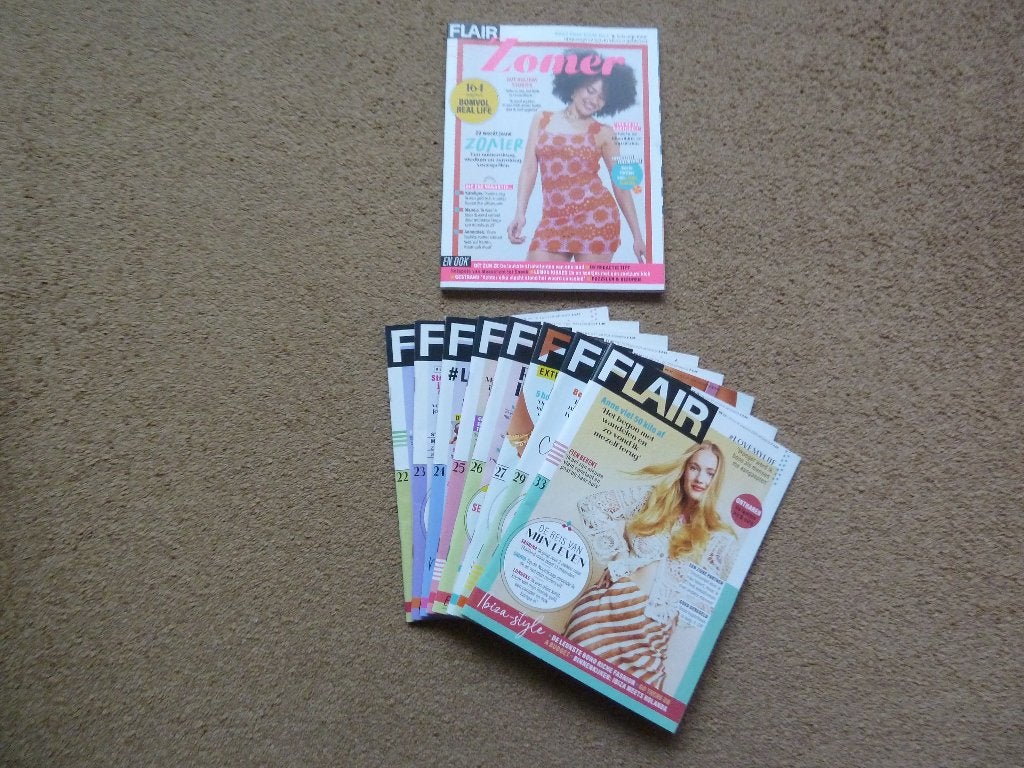12 x Flair 2025 en 2026 plus het Flair zomerboek, Ophalen of Verzenden, Damesbladen