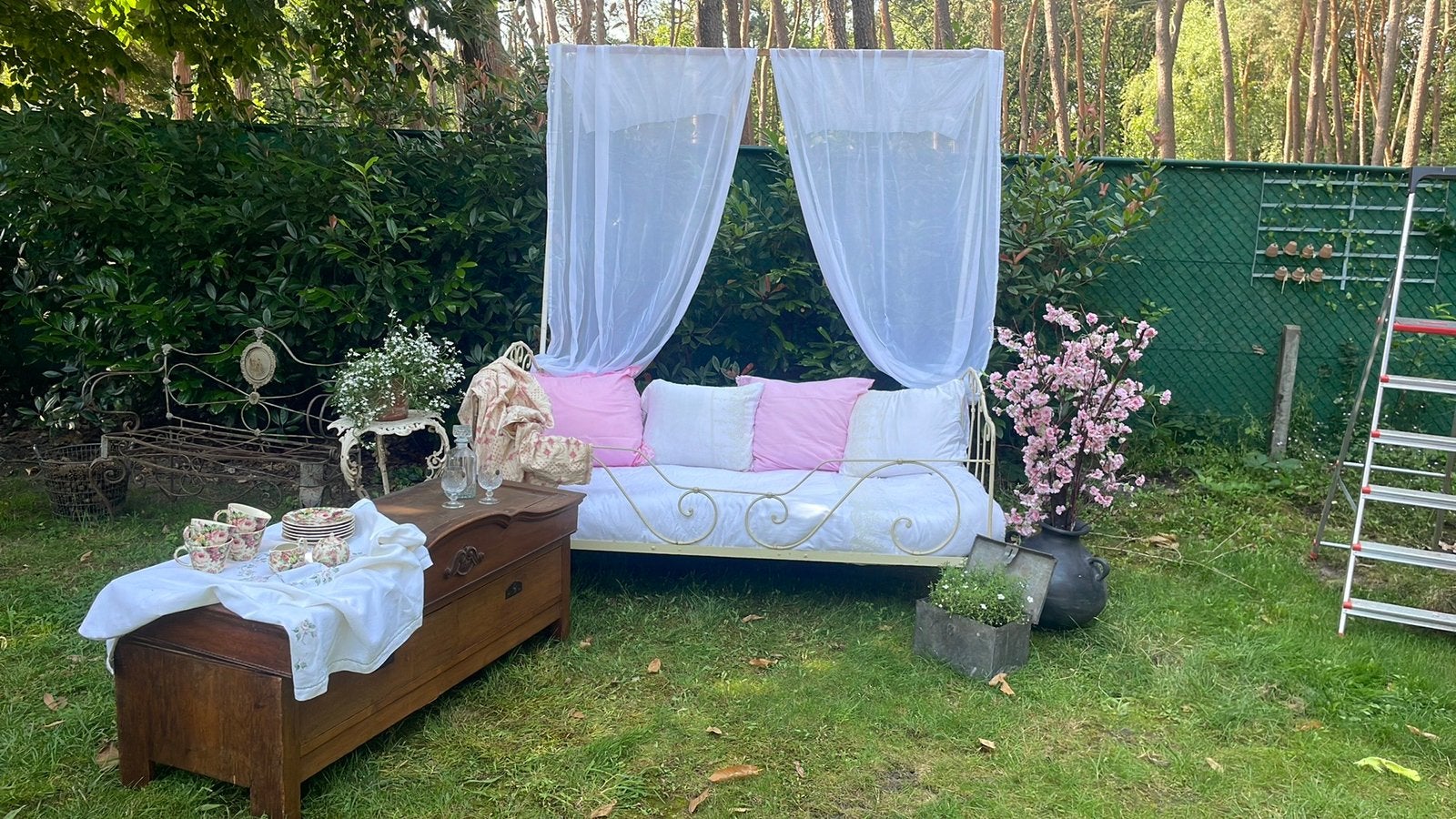 Brocant romantisch tuinbed/bank, Ophalen, Zo goed als nieuw