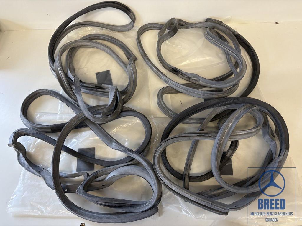 Nieuw: deurrubber set van 4 voor Mercedes-Benz W123 originee, Auto-onderdelen, -, Nieuw, Ophalen of Verzenden, -