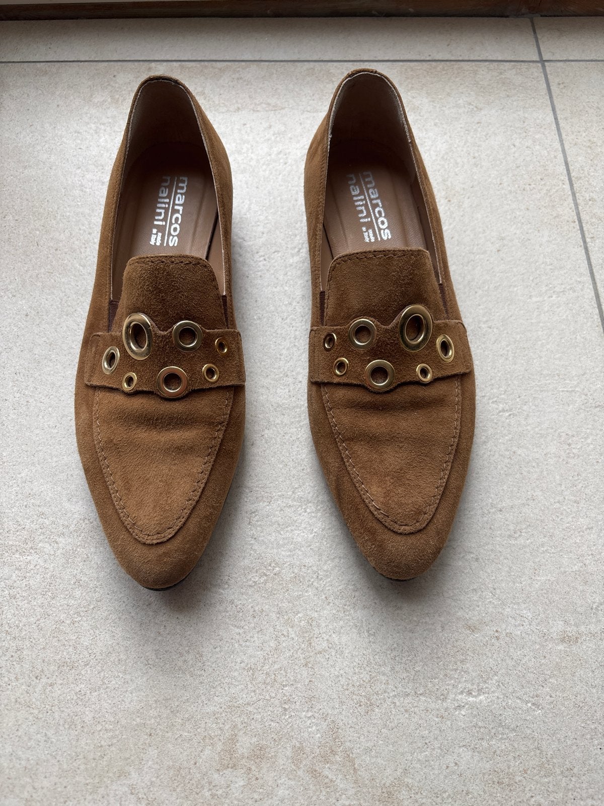 Marcos Nalini suède instappers met gouden details, Kleding | Dames, Ophalen of Verzenden, Gedragen, Bruin, Instappers