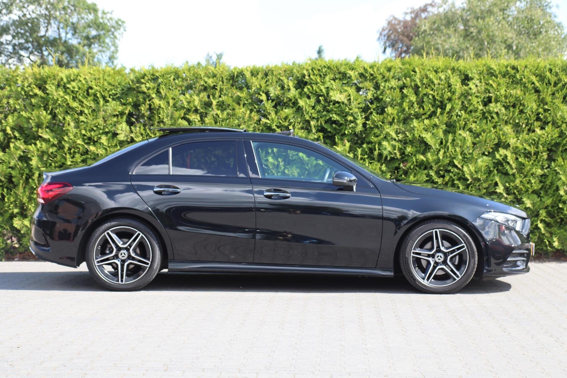 MERCEDES-BENZ A 180 SEDAN AMG LINE  | ACC  | PA, Auto's, Dealer onderhouden, Euro 6, 4 cilinders, Zwart