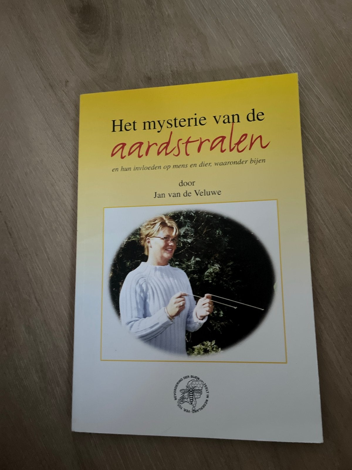 Het mysterie van de aardstralen - Jan van de Veluwe, Ophalen of Verzenden, Zo goed als nieuw, Spiritualiteit algemeen, Achtergrond en Informatie