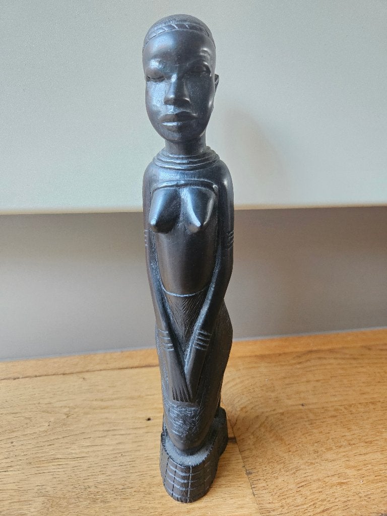 Afrikaans houtsnijwerk vrouw met kind uit Tanzania, Houtsnijwerk, Ophalen of Verzenden, 20 - 50 cm, Hout