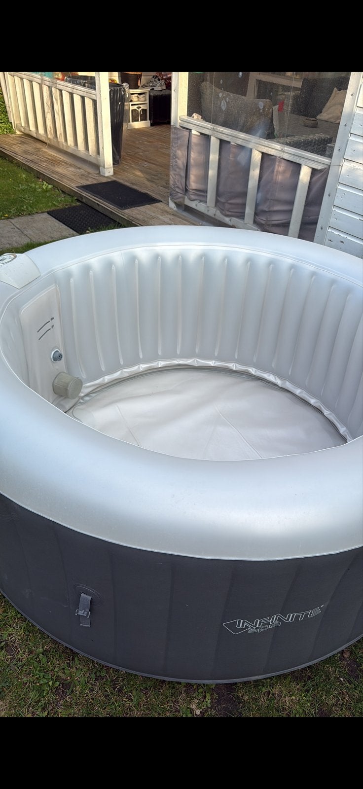 Infinite Spa opblaasbare jacuzzi, Ophalen, Gebruikt, Afdekzeil, Opblaasbaar