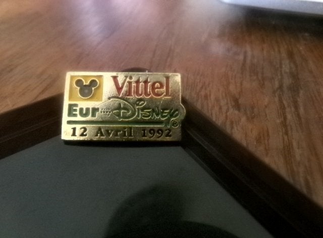 Vintage vittel Euro Disney 12 Avril 1992 goudkleurig emaille, Verzamelen, Ophalen of Verzenden, Overige figuren, Gebruikt, Overige typen