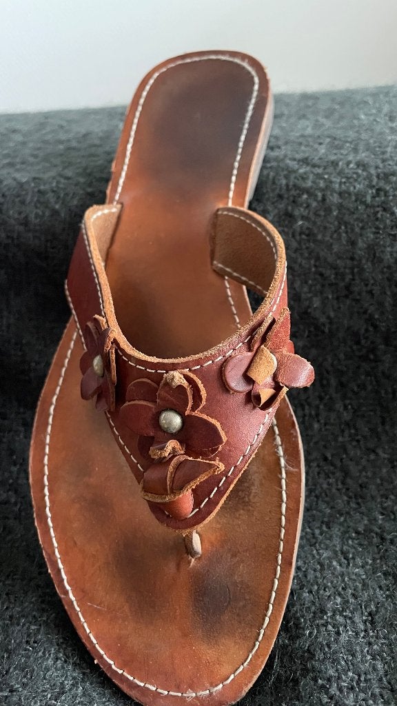 Dames slippers met bloemen, leer, bruin, maat 39, Kleding | Dames, Slippers, Bruin, Ophalen of Verzenden, Gedragen