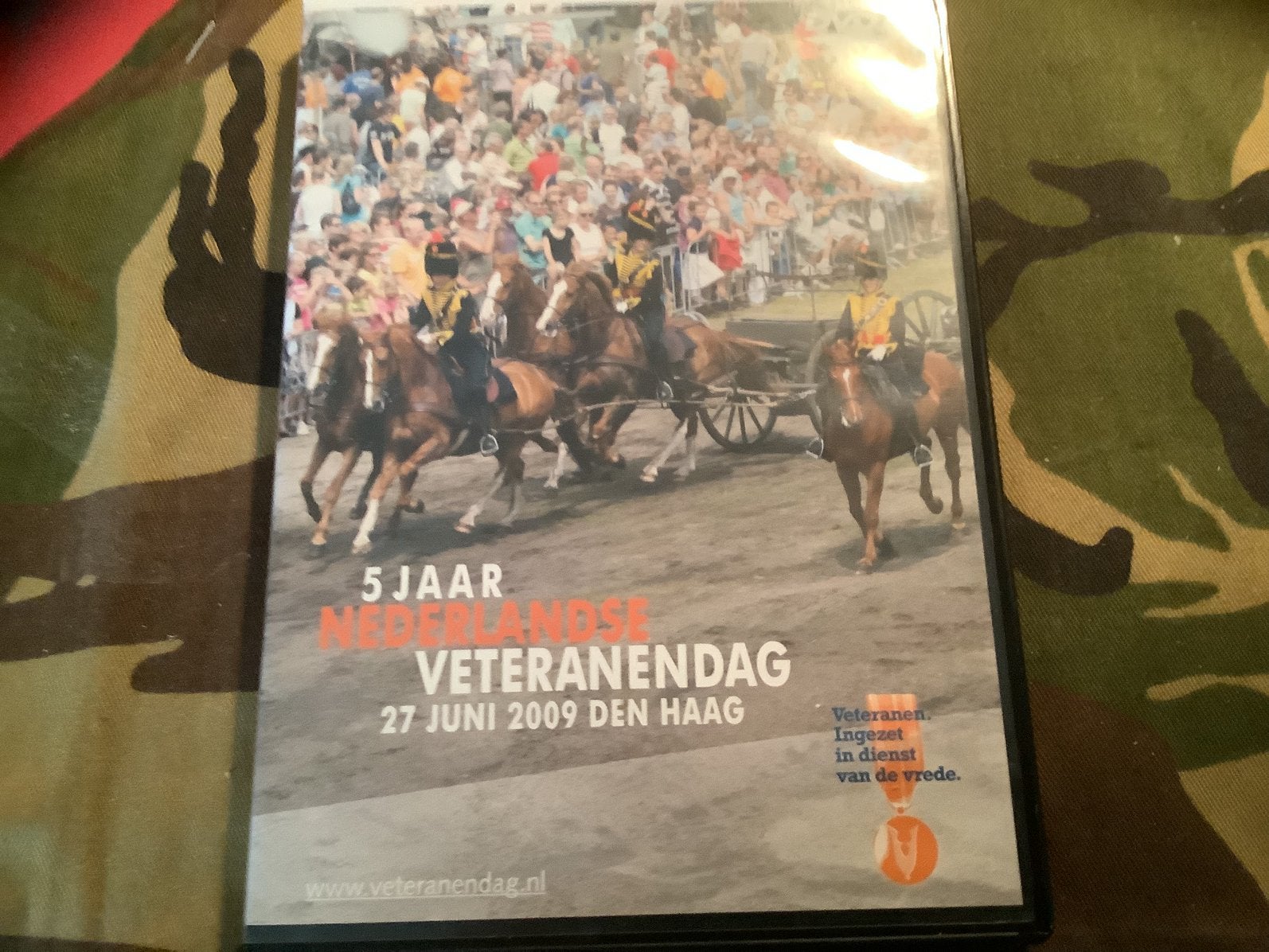 Dvd van de Veteranendag 2009 foto 2, Verzamelen, Militaria | Algemeen, Ophalen of Verzenden, Landmacht, Nederland, Embleem of Badge