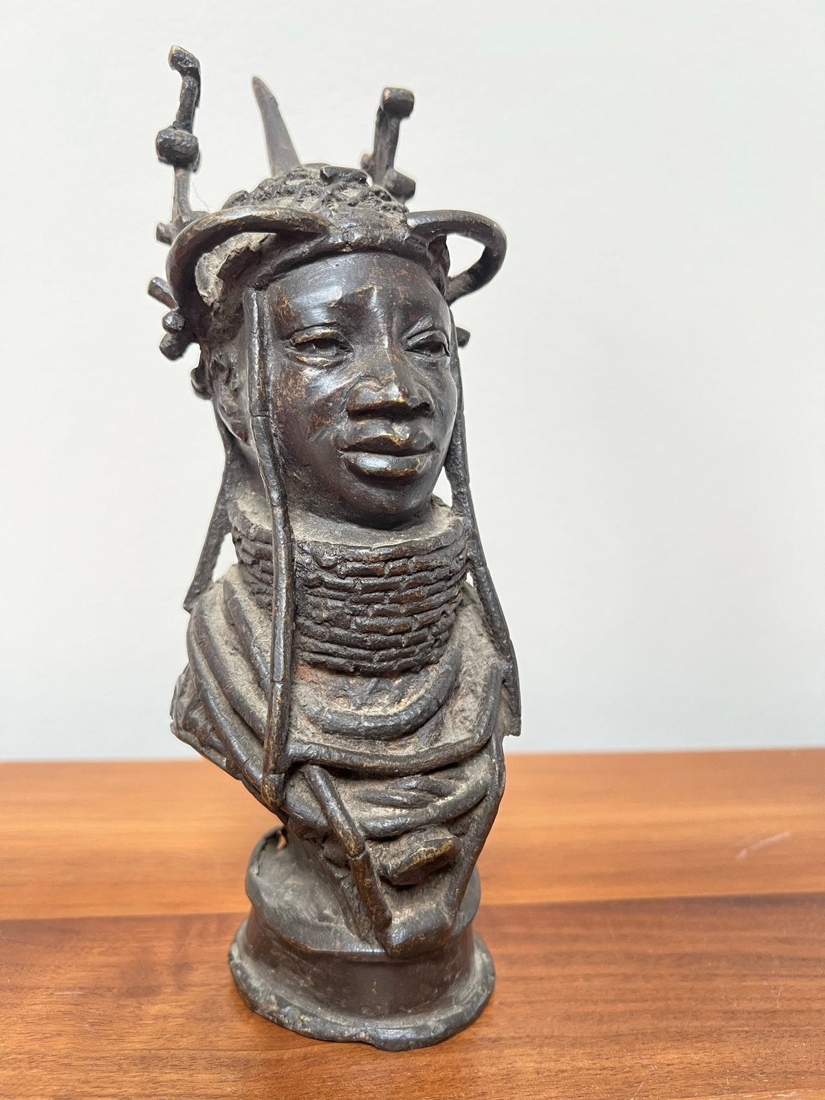 Bronzen beeldje van Afrikaanse koningin, Antiek en Kunst, Bruin, Afrika, Handgemaakt, Ophalen of Verzenden