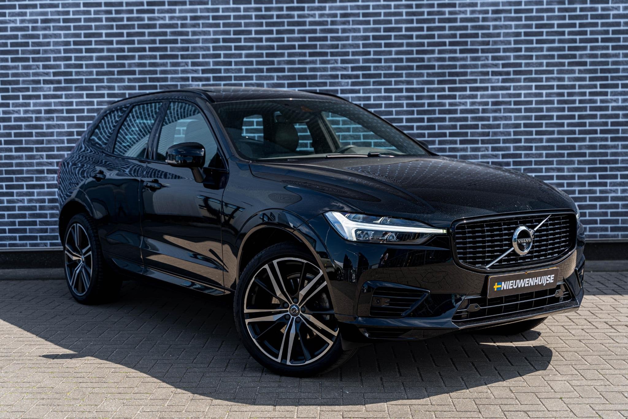 Volvo XC60 Recharge T6 AWD R-Design | Navigatie | Schuif-/Ka, Auto's, Volvo, Gebruikt, Euro 6, 138 €/maand, Leder en Stof