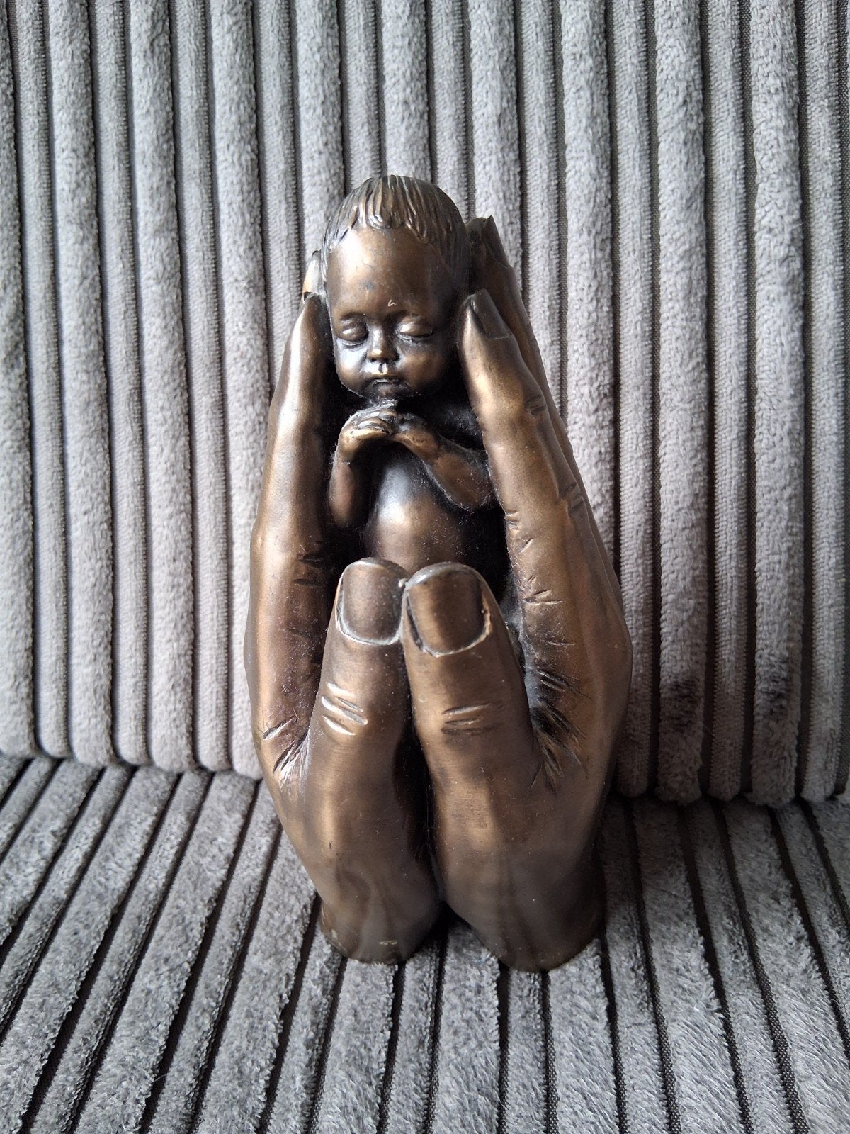 Bronzen beeldje: Handen die baby vasthouden, Minder dan 20 cm, Ophalen of Verzenden, Scène, Beeld