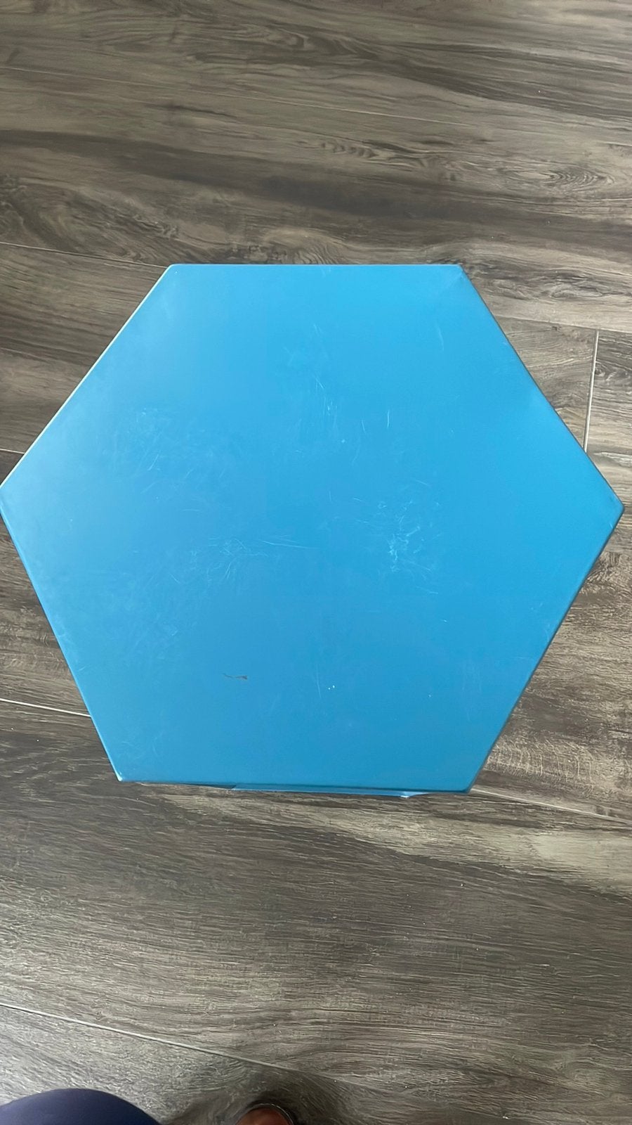 Leuk bijzettafeltje blauw van kleur, zeshoekig model, Huis en Inrichting, Tafels | Bijzettafels, Minder dan 55 cm, Gebruikt, Overige vormen