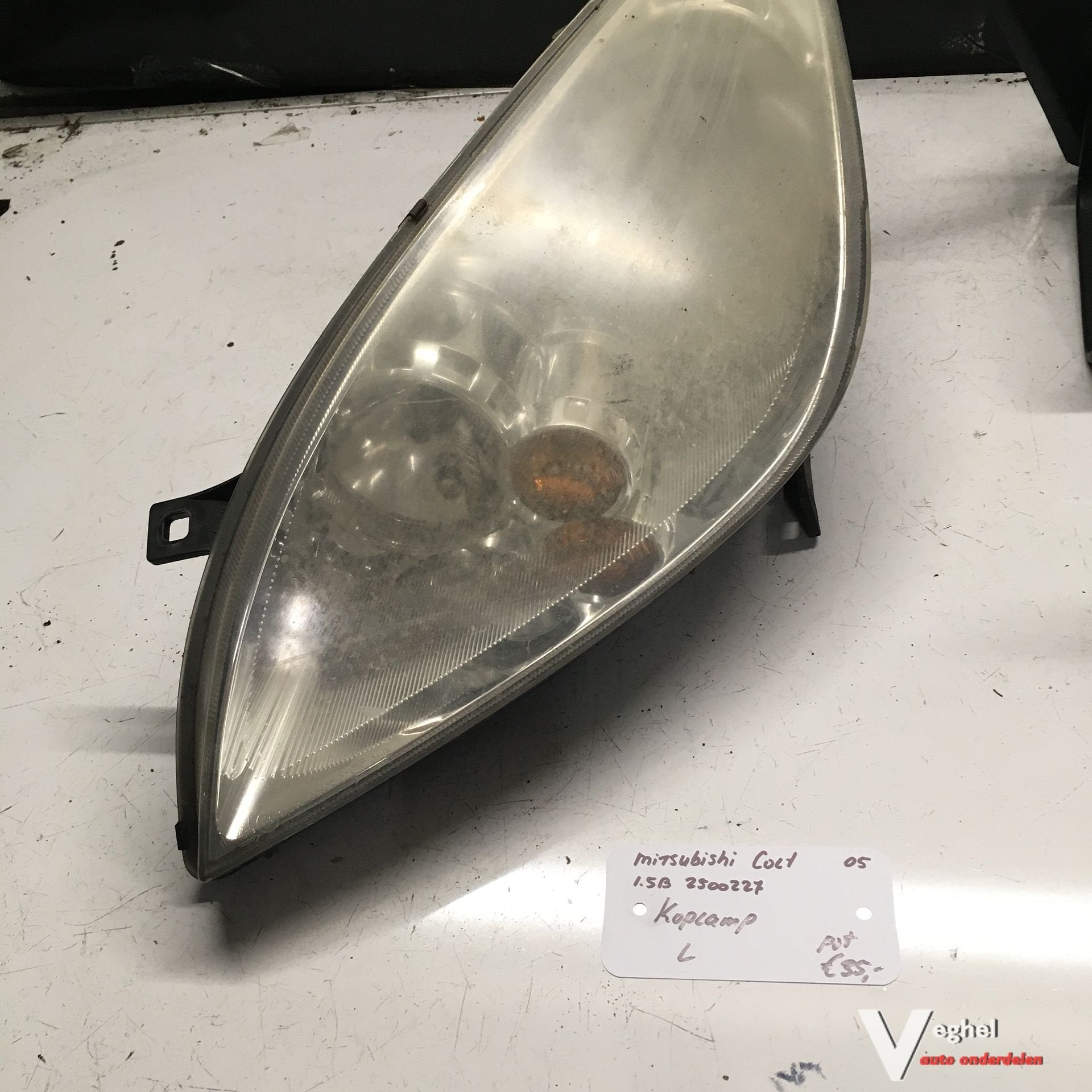 Mitsubishi Colt 1.5B kleurcode: 01D 2005 2500227  Koplamp Li