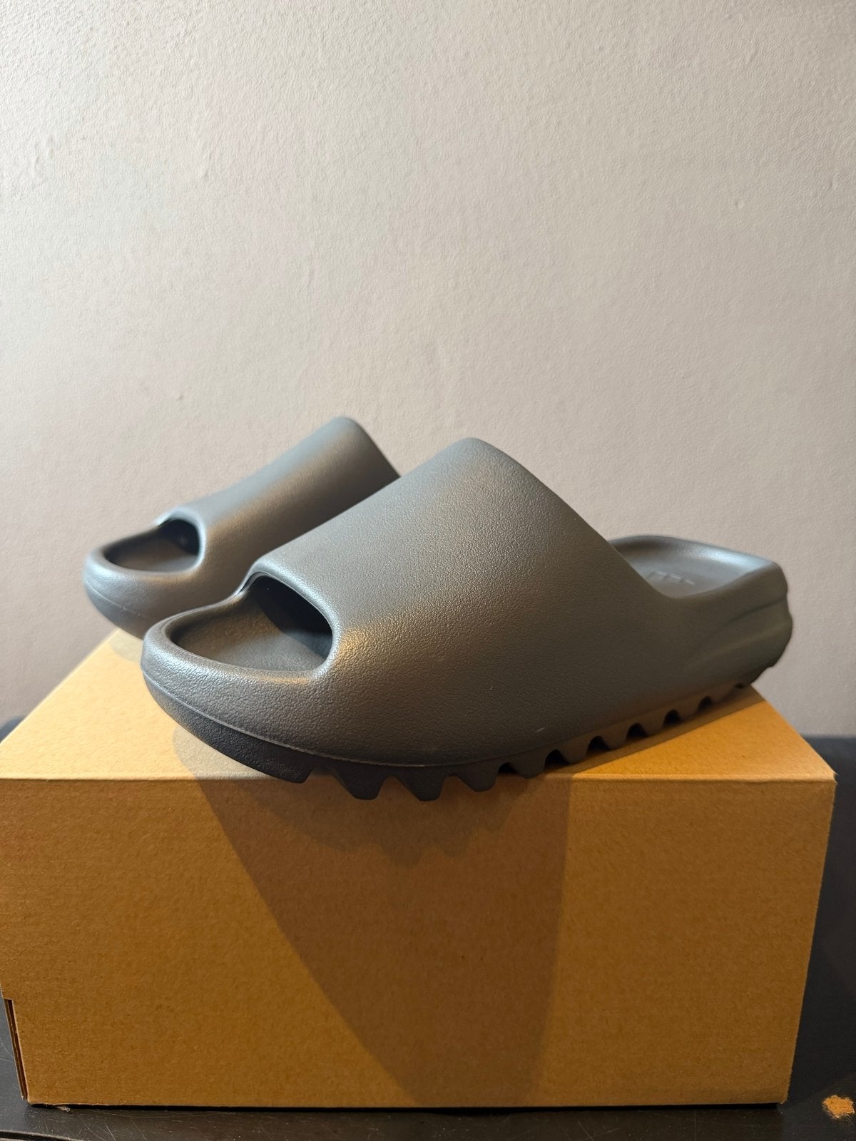 Yeezy Slide Granit - maat 37 & 38, Kleding | Dames, Slippers, Nieuw, Ophalen of Verzenden, Grijs