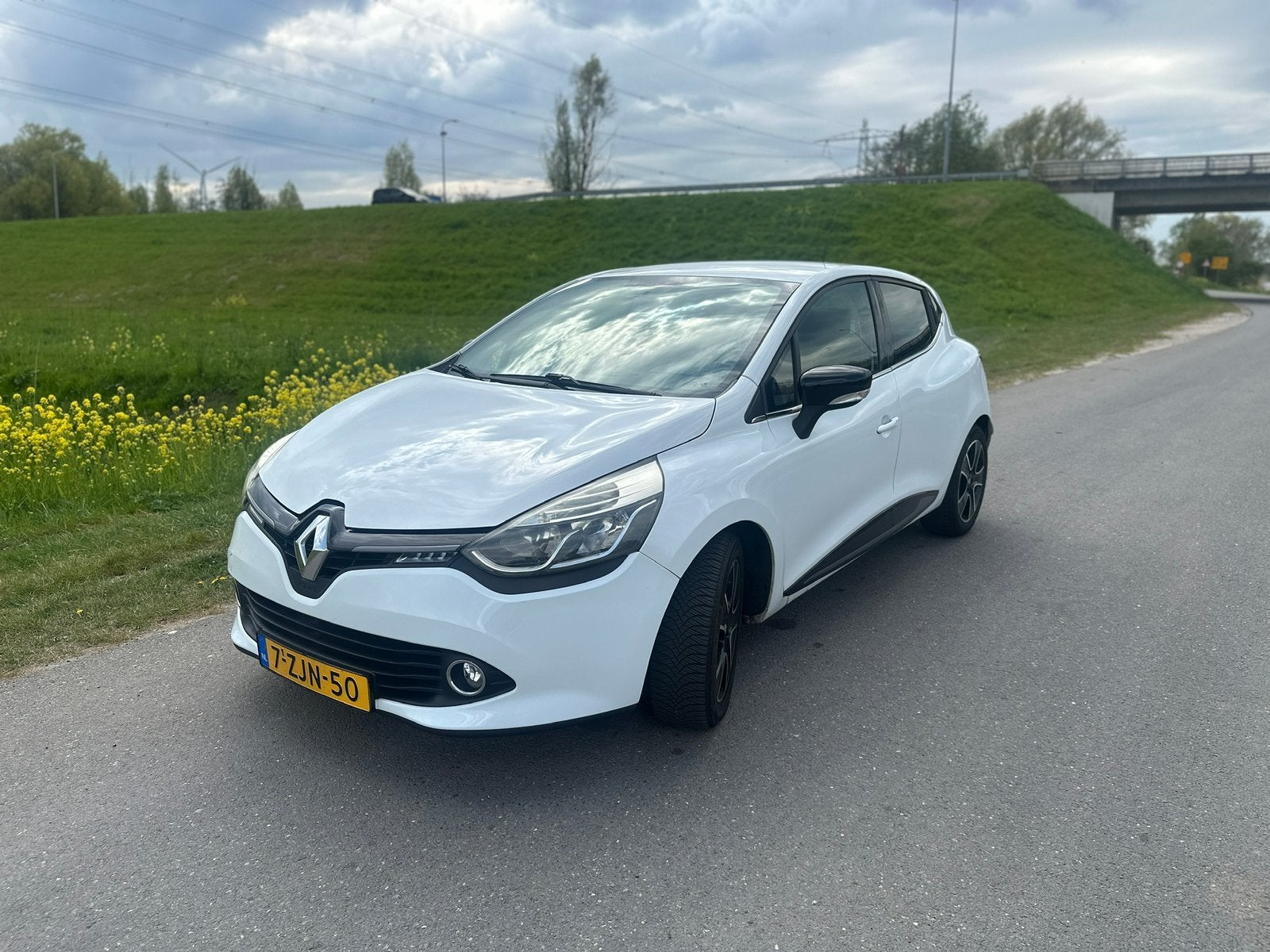 Renault Clio 0.9 TCE 66KW 5-DRS 2015 wit, Auto's, Voorwielaandrijving, Zwart, 580 kg, Wit