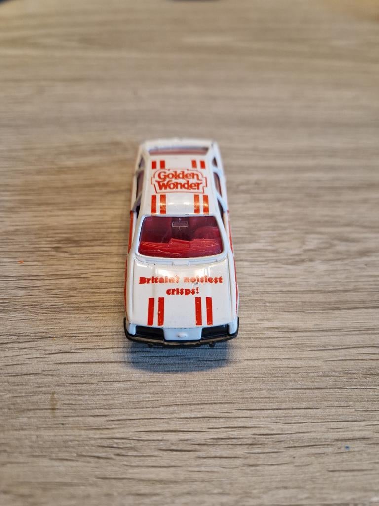 Corgi Ford Sierra 2.3 Ghia Golden Wonder Crisps Livery 1985, Ophalen of Verzenden, Gebruikt, Auto