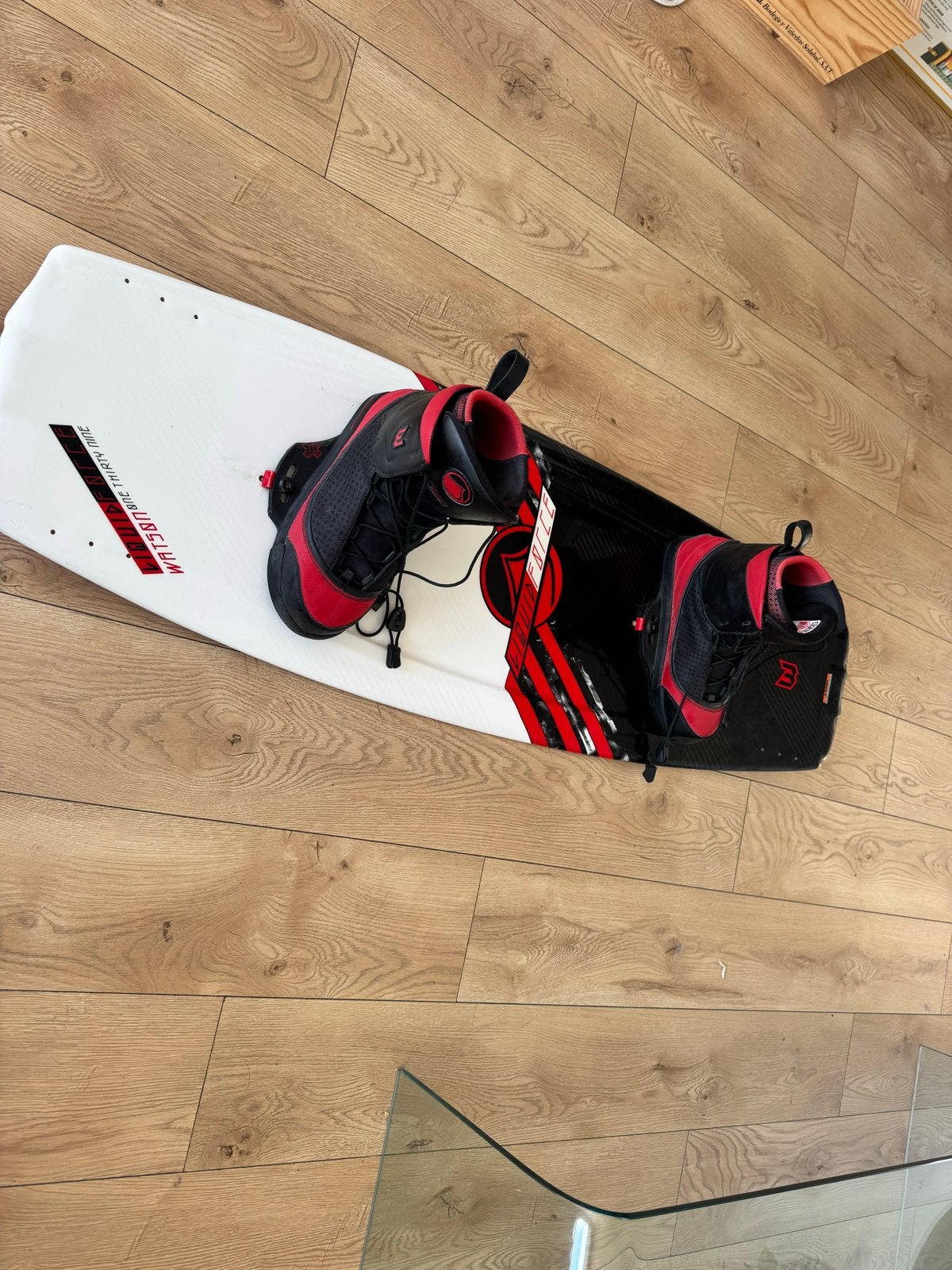 Liquid Force Watson 139 Wakeboard met bindingen, Watersport en Boten, Ophalen, Gebruikt, Board en Schoenen