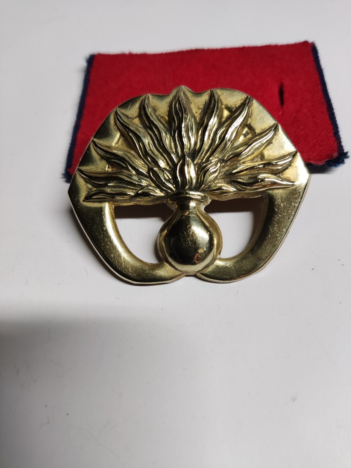 Uitzonderlijk fraai embleem Garde Grenadiers . Grote vlam., Ophalen of Verzenden, Landmacht, Nederland, Embleem of Badge