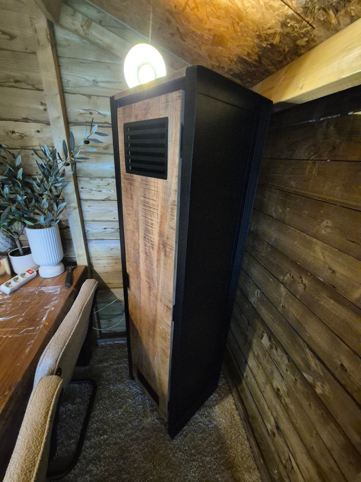 Locker kast mangohout en zwart metalen frame, Huis en Inrichting, Kasten | Overige, Ophalen, Zo goed als nieuw