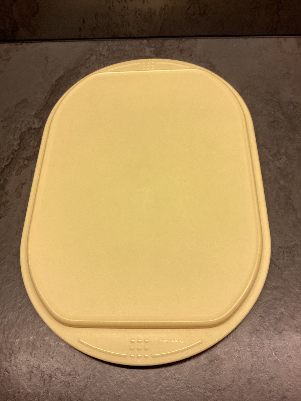 Tupperware Ovale Serveerschaal/Deksel - Geel vleeswarendoos, Huis en Inrichting, Keuken | Tupperware, Gebruikt, Schaal, Geel, Ophalen of Verzenden