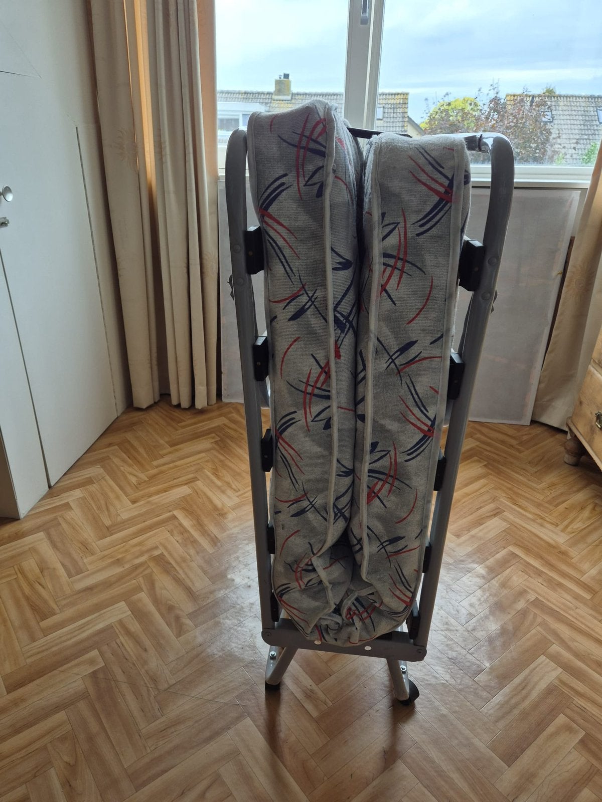 Opvouwbaar logeerbed op wieltjes – met matras en lattenbodem, Eenpersoons, Zo goed als nieuw, 80 cm, Metaal