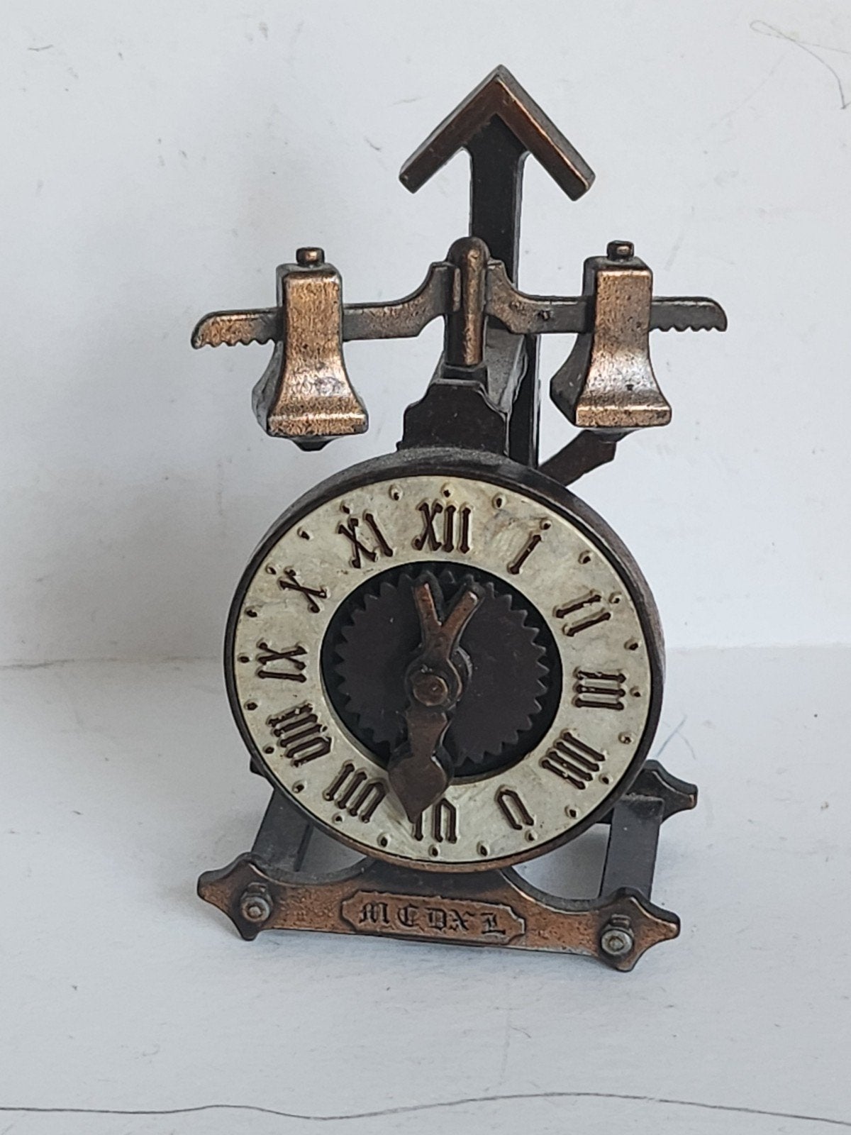 Metalen miniatuur klok puntenslijper, Antiek en Kunst, Ophalen of Verzenden