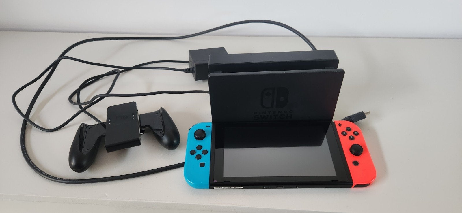 Nintendo Switch met twee extra houders - Zo goed als nieuw, Spelcomputers en Games, Ophalen of Verzenden, Zo goed als nieuw, Met 2 controllers