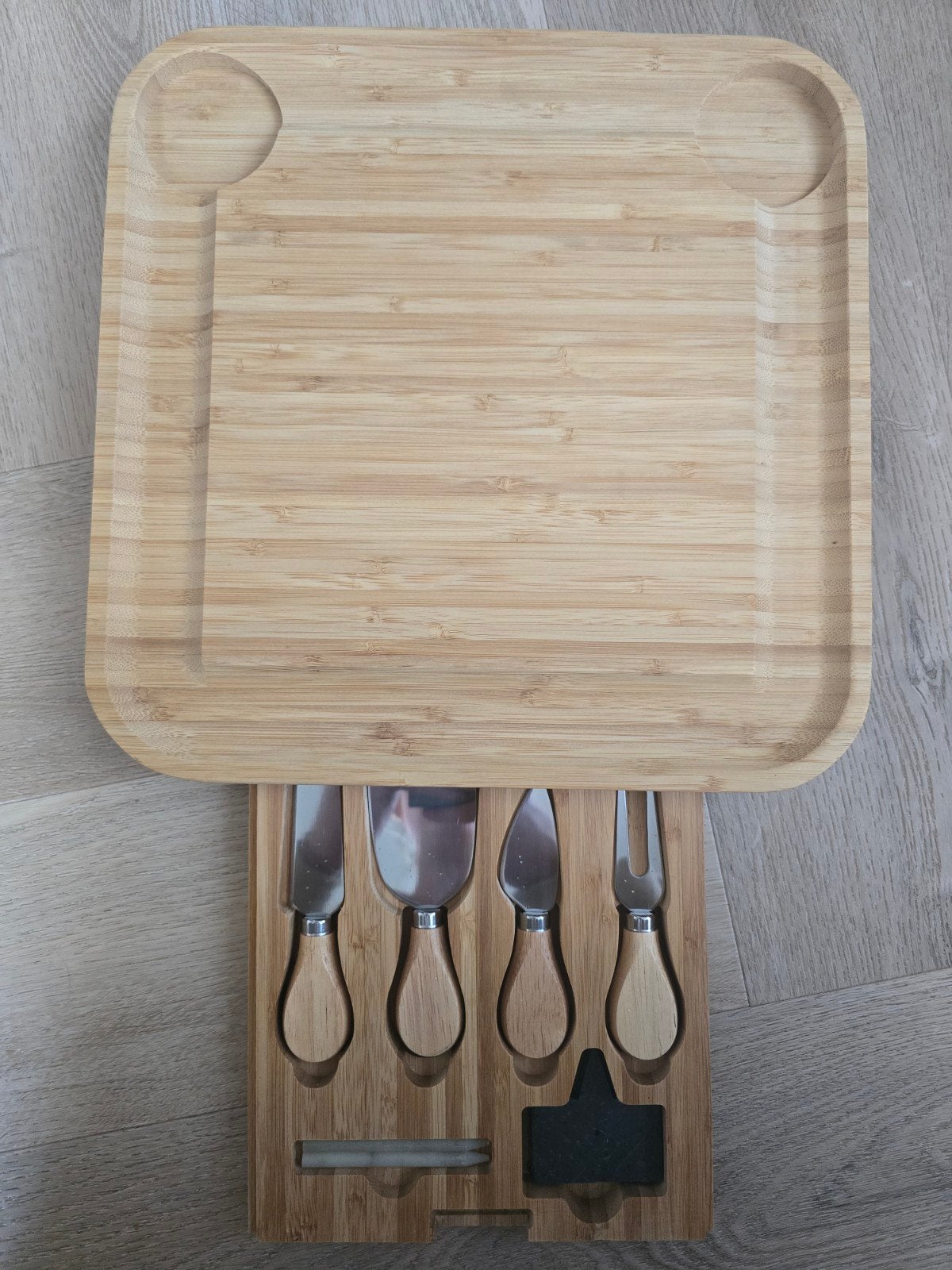 Nieuwe borrelplank met benodigdheden - ideaal cadeau!, Ophalen, Hout, Snij-/serveerplank, Nieuw