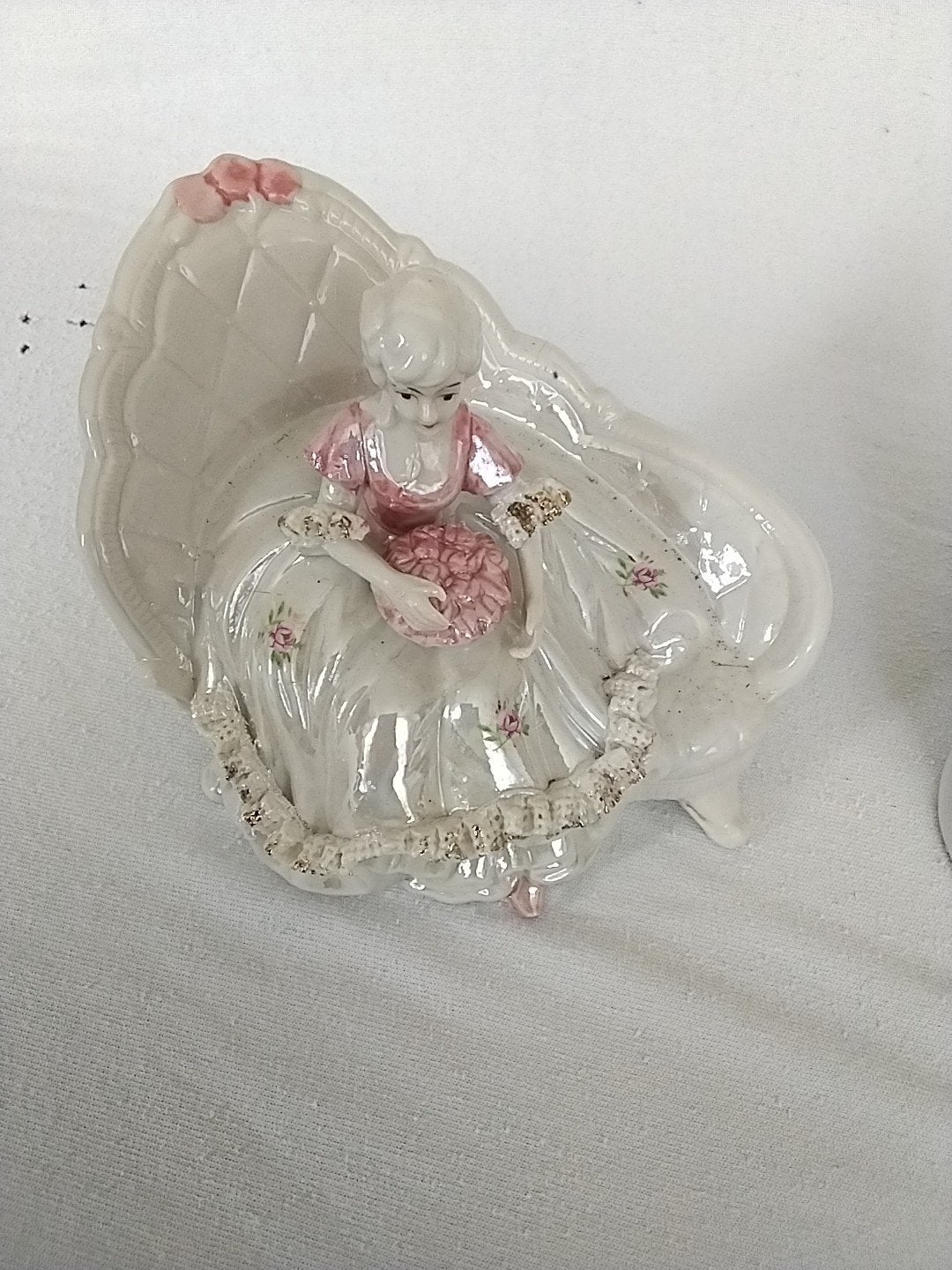 Vintage Porseleinen Beeldjes: Dame in Fauteuil & Staande Dam, Ophalen of Verzenden