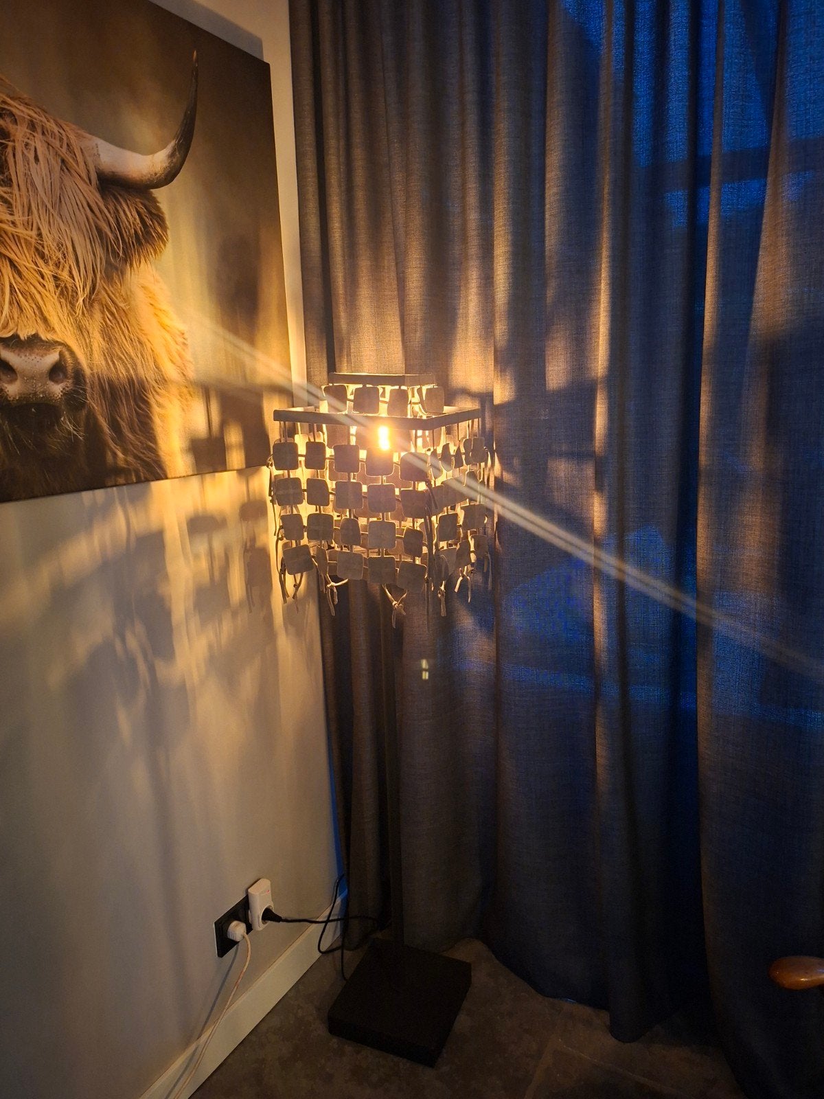Stijlvolle vloerlamp met unieke taupe suede kap, Huis en Inrichting, Ophalen, 100 tot 150 cm, E27 (groot), Zo goed als nieuw