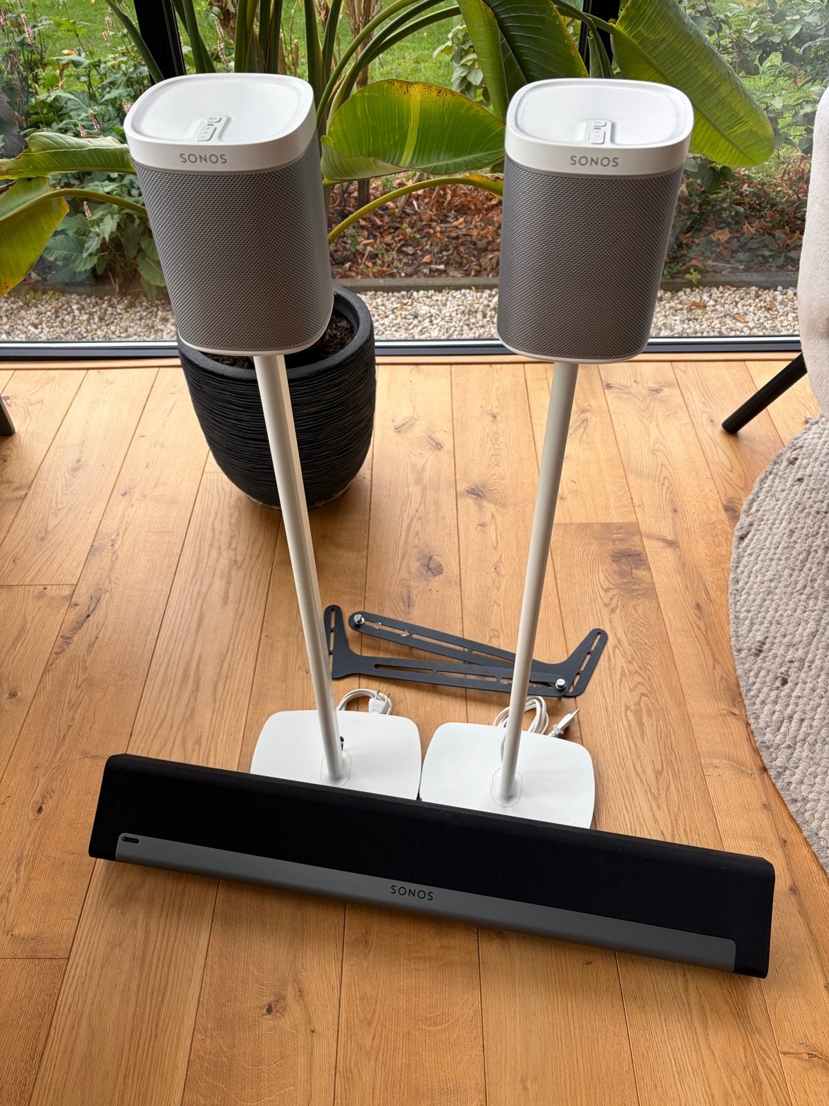 Sonos Playbar en 2x Sonos One met standaarden en beugel
