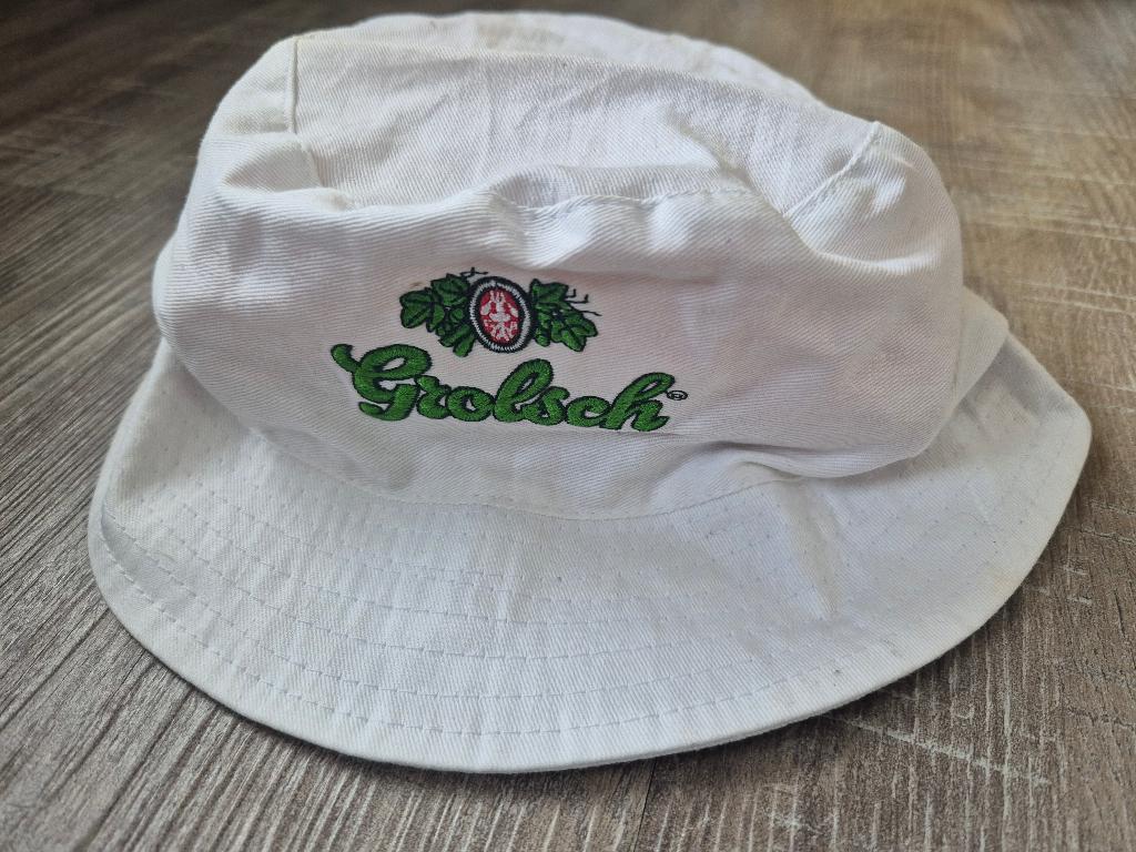Te koop: wit Grolsch hoedje, cadeau, vakantie, Verzamelen, Ophalen of Verzenden, Zo goed als nieuw, Overige typen, Grolsch