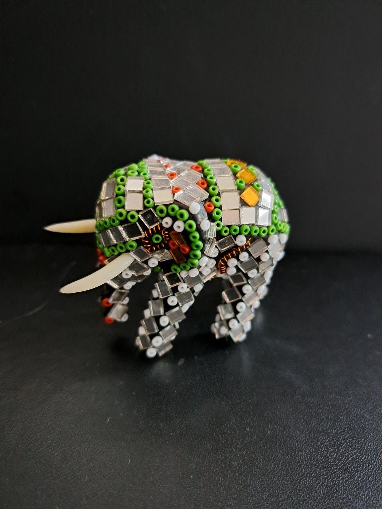 Decoratieve olifant met spiegeltjes en kralen, Verzamelen, Beelden en Beeldjes, Ophalen of Verzenden, Zo goed als nieuw, Dier