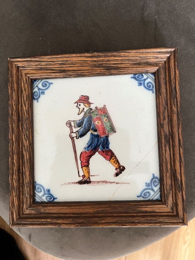 Ingelijste Delfts Blauw tegel met wandelaar, Antiek en Kunst, Ophalen of Verzenden