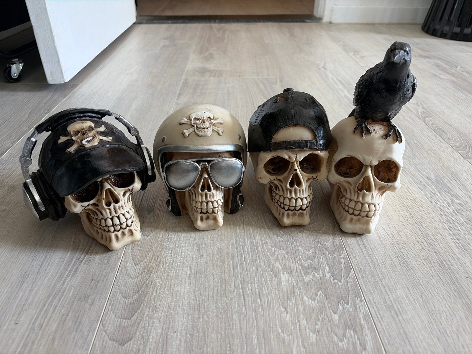 Decoratieve schedels met diverse hoofddeksels, Ophalen, Vintage, Meerkleurig, Zo goed als nieuw
